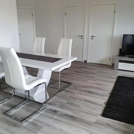 Apartment Flott Sentrumsnaer Med Egen Parkering