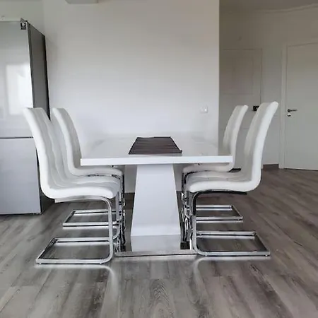 Apartman Flott Sentrumsnaer Med Egen Parkering